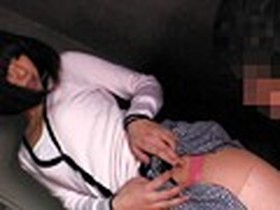 電車・ファミレス・駅・カフェ・ド○キ…公然にもかかわらず男のスケベ視線を意識してジッパー半開きで歩いてるOL/口元ベッタベタにしてアイスを〜　サンプル画像04